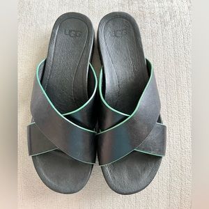 UGG Kari Women's Flat Sandal in Black w Green Trim, size 10